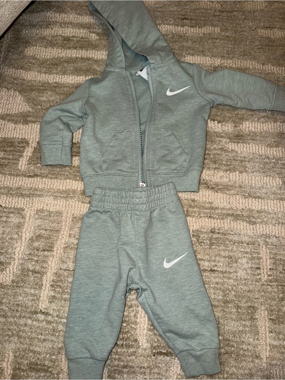 Nike baby size newborn sweatsuit jogger pants and zip up jacket green unisex